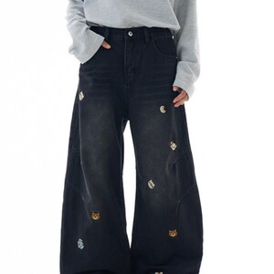 Graphic Baggy Jeans | Denim Wide Leg Pants | Daily Wear | Kawaii Streetwear Style

Light wash embroidered jeans with cute baggy streetwear fit