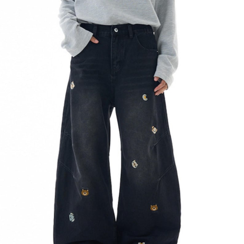 Graphic Baggy Jeans | Denim Wide Leg Pants | Daily Wear | Kawaii Streetwear Style

Light wash embroidered jeans with cute baggy streetwear fit