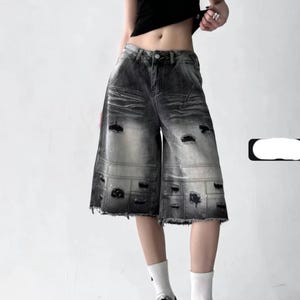 Distressed Denim Short | Wide Leg Cropped Jeans | Daily Wear | Y2K Streetwear Style

Distressed wide leg cropped denim culottes with washed Y2K streetwear style