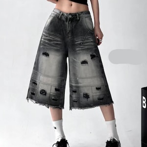 Distressed Denim Short | Wide Leg Cropped Jeans | Daily Wear | Y2K Streetwear Style

Distressed wide leg cropped denim culottes with washed Y2K streetwear style