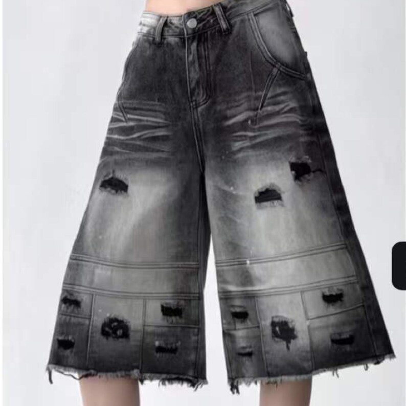Distressed Denim Short | Wide Leg Cropped Jeans | Daily Wear | Y2K Streetwear Style

Distressed wide leg cropped denim culottes with washed Y2K streetwear style