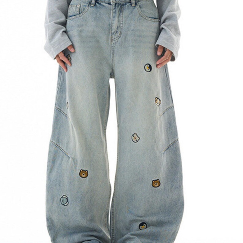 Graphic Baggy Jeans | Denim Wide Leg Pants | Daily Wear | Kawaii Streetwear Style

Light wash embroidered jeans with cute baggy streetwear fit