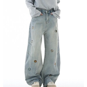Graphic Baggy Jeans | Denim Wide Leg Pants | Daily Wear | Kawaii Streetwear Style

Light wash embroidered jeans with cute baggy streetwear fit