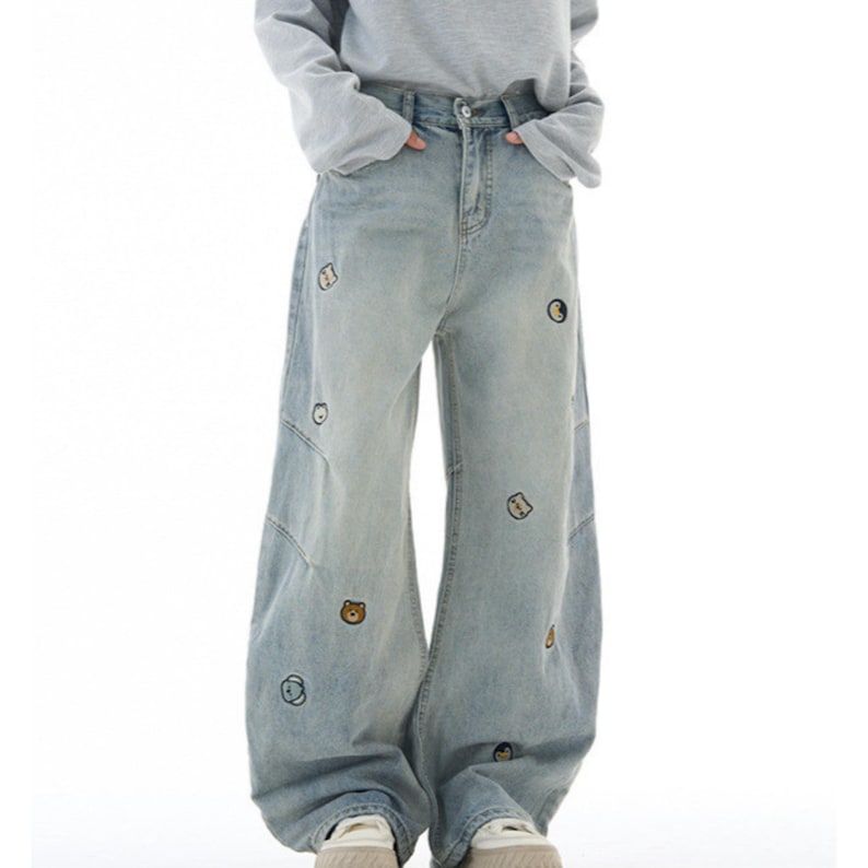 Graphic Baggy Jeans | Denim Wide Leg Pants | Daily Wear | Kawaii Streetwear Style

Light wash embroidered jeans with cute baggy streetwear fit