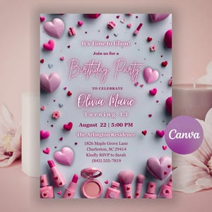 Op de afbeelding: Lichtblauwe verjaardagsuitnodiging met roze harten, make-up en de tekst "It's Time to Glam!" en "Birthday Party". De uitnodiging is voor Olivia Marie's 13e verjaardag op 22 augustus om 17:00 uur.