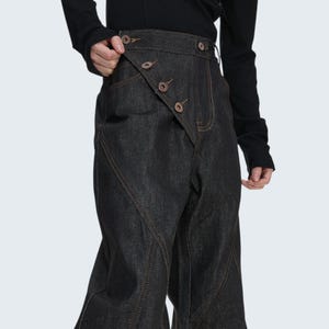 Dark Flared Jeans | High Waist Denim Pants | Daily Outfit | Retro Streetwear Style

Dark flared jeans with high waist retro streetwear style