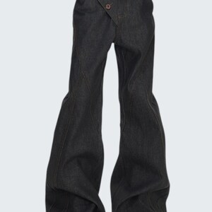 Dark Flared Jeans | High Waist Denim Pants | Daily Outfit | Retro Streetwear Style

Dark flared jeans with high waist retro streetwear style