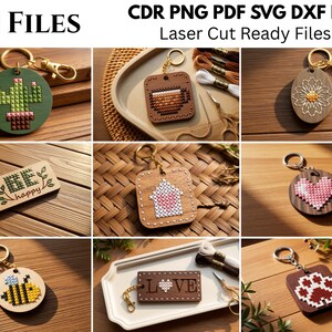Könnte beinhalten: Eine Sammlung von 10 digitalen Dateien in den Formaten CDR, PNG, PDF, SVG und DXF für den Laserschnitt. Das Bild zeigt verschiedene Holzschlüsselanhänger mit Kreuzstichmotiven, darunter ein Kaktus, eine Kaffeetasse, eine Blume, ein Herz, eine Biene und Text.