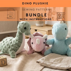 Könnte beinhalten: Drei Plüsch-Dinosaurier-Spielzeuge in Grün, Rosa und Blau sitzen auf einem Bett. Der grüne Dinosaurier ist ein langhalsiger Brontosaurus. Der rosa Dinosaurier ist ein Triceratops. Der blaue Dinosaurier hat kurze Arme. Der Text oben lautet "Dino Plushie Sewing Pattern Bundle with Instructions."