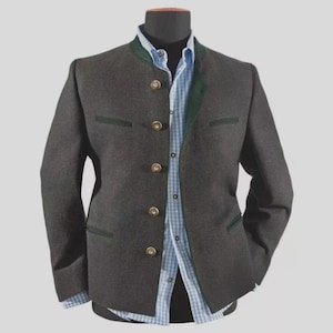 Könnte beinhalten: Dunkelgraue Jacke mit goldenen Knöpfen und grünen Zierleisten, präsentiert auf einer Schaufensterpuppe. Die Jacke hat einen Stehkragen und zwei Vordertaschen. Ein hellblau-weiß kariertes Hemd ist darunter zu sehen.