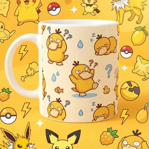 Può includere: Una tazza in ceramica bianca con un motivo ripetuto del personaggio Pokémon giallo Psyduck in varie pose, tra cui dormiente, in piedi e confuso, intervallato da gocce d'acqua blu e punti interrogativi rossi.