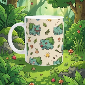 Puede incluir: Una taza de cerámica blanca con un patrón repetitivo de criaturas de color verde claro con grandes bulbos verdes en la espalda, intercaladas con pequeños soles amarillos, setas marrones, hojas verdes y símbolos Z negros sobre fondo crema.