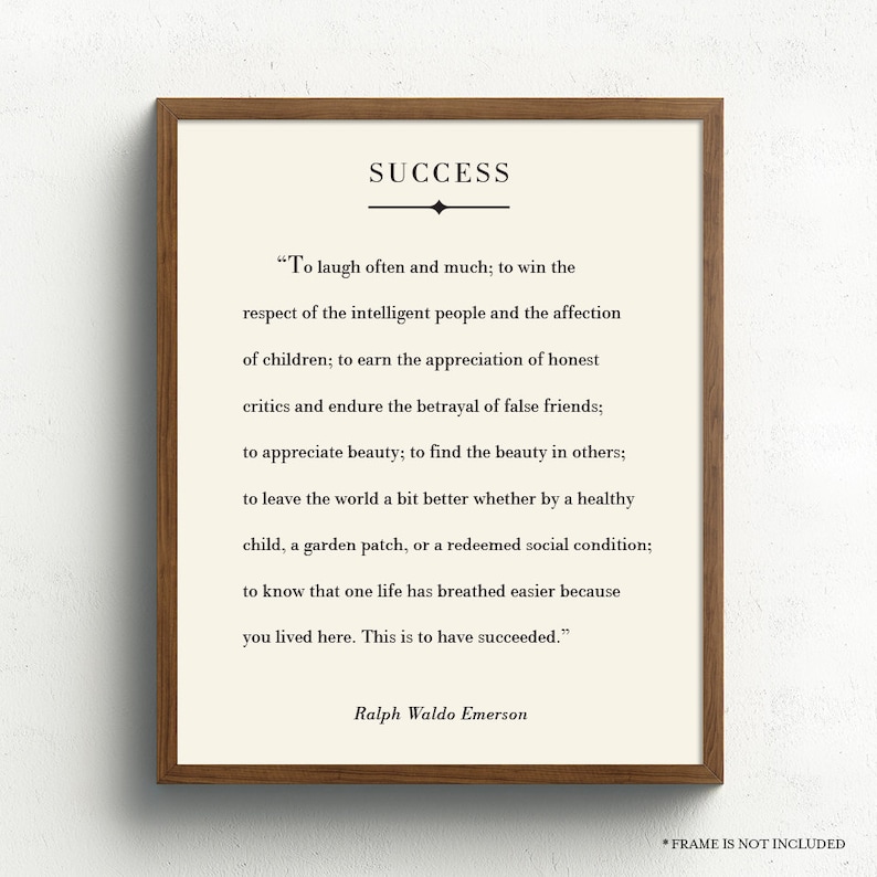 Op de afbeelding: Een printbare quote over succes van Ralph Waldo Emerson. De quote is gedrukt in zwarte tekst op een witte achtergrond met een bruine houten lijst.