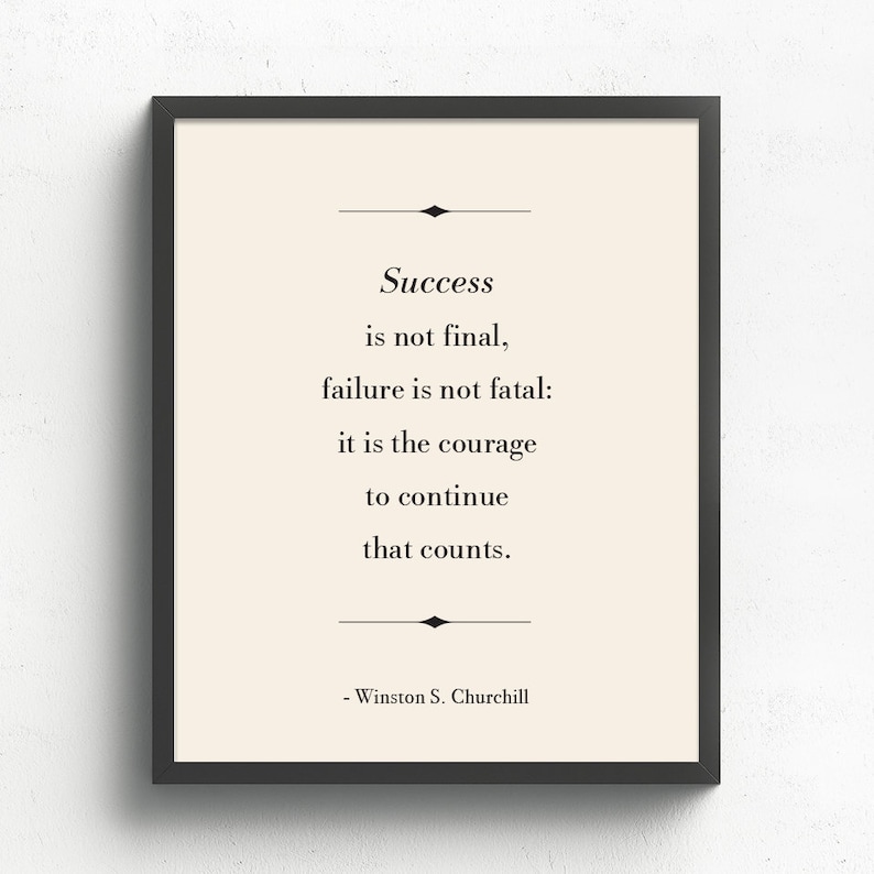 Puede incluir: Una impresi&oacute;n enmarcada en negro con fondo blanco y texto negro. El texto dice: "El &eacute;xito no es final, el fracaso no es fatal: es el coraje para continuar lo que cuenta. - Winston S. Churchill"