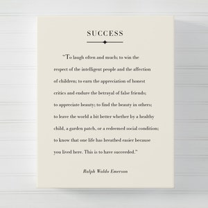 Op de afbeelding: Een witte kaart met zwarte tekst die "SUCCESS" zegt en een citaat van Ralph Waldo Emerson over de betekenis van succes. Het citaat is: "Vaak en veel lachen; de respect van intelligente mensen en de genegenheid van kinderen winnen; de waardering van eerlijke critici verdienen en de verraad van valse vrienden doorstaan; schoonheid waarderen; de schoonheid in anderen vinden; de wereld een beetje beter achterlaten, of het nu door een gezond kind, een moestuin of een hersteld sociaal milieu is: weten dat een leven gemakkelijker heeft kunnen ademen omdat je hier hebt geleefd. Dat is succesvol zijn."