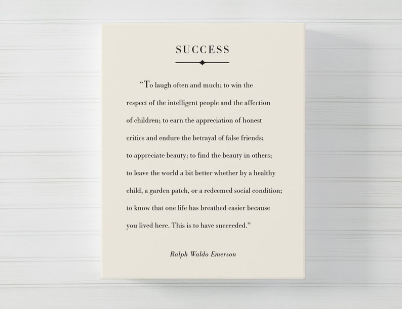 Op de afbeelding: Een witte kaart met zwarte tekst die "SUCCESS" zegt en een citaat van Ralph Waldo Emerson over de betekenis van succes. Het citaat is: "Vaak en veel lachen; de respect van intelligente mensen en de genegenheid van kinderen winnen; de waardering van eerlijke critici verdienen en de verraad van valse vrienden doorstaan; schoonheid waarderen; de schoonheid in anderen vinden; de wereld een beetje beter achterlaten, of het nu door een gezond kind, een moestuin of een hersteld sociaal milieu is: weten dat een leven gemakkelijker heeft kunnen ademen omdat je hier hebt geleefd. Dat is succesvol zijn."