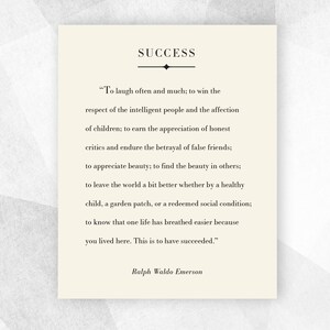 Op de afbeelding: Een witte achtergrond met zwarte tekst die "SUCCESS" luidt en een citaat van Ralph Waldo Emerson over de betekenis van succes. Het citaat luidt: "Vaak en veel lachen; de respect van intelligente mensen en de genegenheid van kinderen winnen; de waardering van eerlijke critici verdienen en de verraad van valse vrienden doorstaan; schoonheid waarderen; de schoonheid in anderen vinden; de wereld een beetje beter achterlaten, of het nu door een gezond kind, een moestuin of een hersteld sociaal milieu is: weten dat een leven gemakkelijker heeft kunnen ademen omdat je hier hebt geleefd. Dat is succesvol zijn."