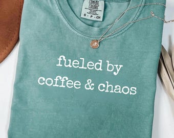 aangewakkerd door koffie en chaos, png PNGEgg | Sublimatieontwerp grappig citaat van moederleven | Trendy shirtafbeelding | Direct downloaden