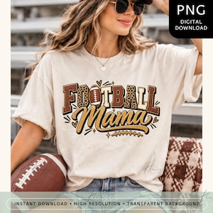 Puede incluir: Una camiseta color crema con un diseño gráfico que muestra el texto "FOOTBALL Mama" en marrón y dorado. El diseño incluye una ilustración de un balón de fútbol americano, patrones de leopardo y pequeños corazones. Archivo PNG de descarga.