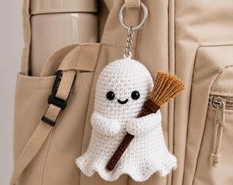 Gehäkelter Geist Schlüsselanhänger mit Besen, niedlicher Halloween Amigurumi Geist Anhänger, gruseliger Taschenanhänger, handgemachter Mini Geist Plüsch-Schlüsselanhänger