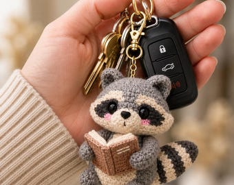Gehäkelter Waschbär Schlüsselanhänger, Amigurumi Waschbär mit Buch Taschenanhänger, Gehäkelter Tier Schlüsselanhänger, Niedliches Leser Plüsch Geschenk