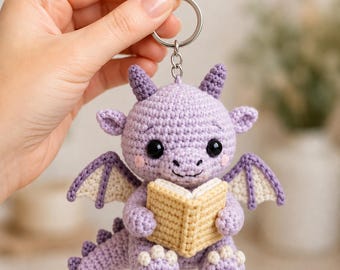 Kleiner Buch Drache häkeln Schlüsselbund, Fantasy Leser Geschenk, Buch-Liebhaber Amigurumi Charme, niedliches Lesedrache Taschenzubehör