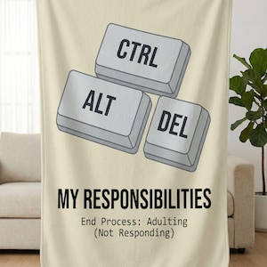 Puede incluir: Una manta beige con tres teclas grises de teclado con las etiquetas "CTRL", "ALT" y "DEL". Debajo de las teclas, el texto dice "MY RESPONSIBILITIES" y "End Process: Adulting (Not Responding)".
