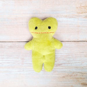 frog sewing pattern, 16 cm (6,5") tall plushie with a sleeping bag