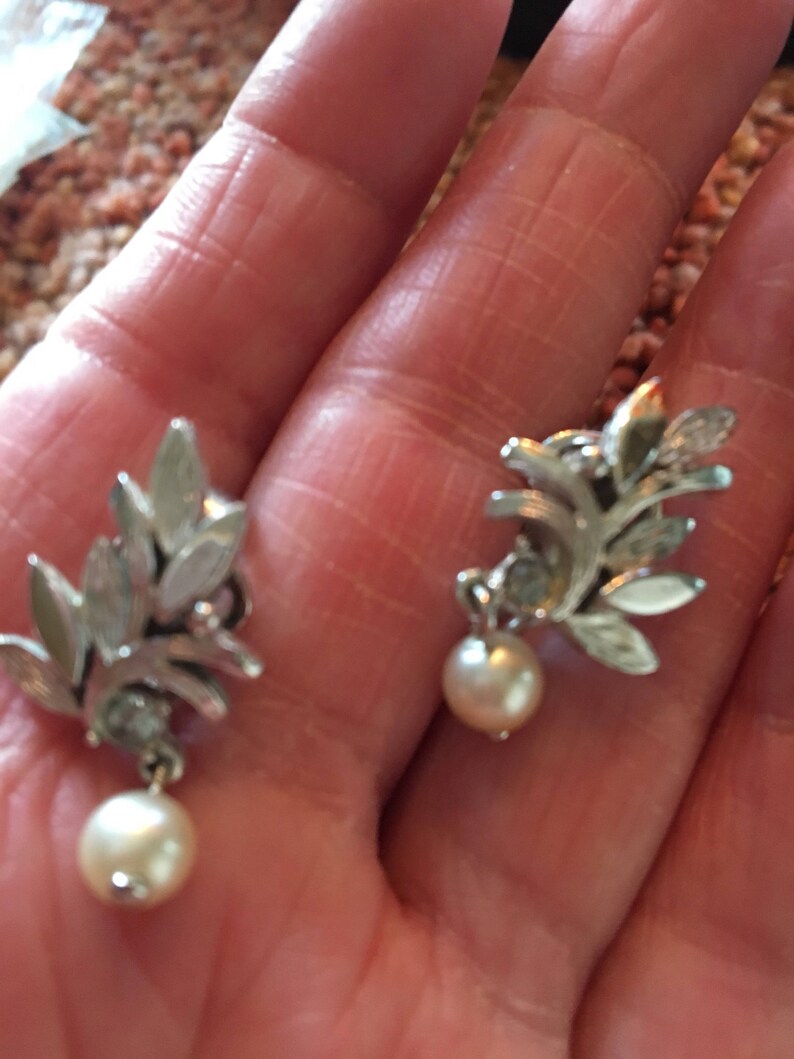 Beautiful Avon Dangle Pearl Silver Tone Earrings