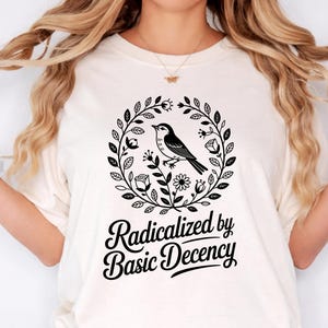 Camiseta Comfort Colors® Radicalizada por la Decencia Básica, Camiseta de Justicia Social, Regalo Activista / Camiseta de Igualdad / Ropa Liberal / Antifascismo