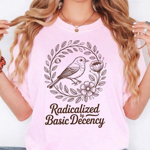 Camiseta Comfort Colors® Radicalizada por la Decencia Básica, Camiseta de Justicia Social, Regalo Activista / Camiseta de Igualdad / Ropa Liberal / Antifascismo