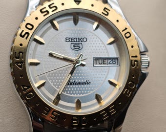 Seiko 5 horloge met zilveren wijzerplaat, roestvrij staal, vaste ring, dag-datum, horloge voor heren