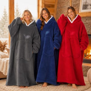 Può includere: Tre coperte con cappuccio oversize in grigio antracite, blu navy e rosso acceso. Ogni capo presenta maniche lunghe, una grande tasca frontale e un cappuccio foderato in pile bianco. Il tessuto felpato e morbido arriva fino a terra.