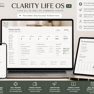 以下が含まれることがあります： ノートパソコン、スマートフォン、タブレットに表示されたClarity Life OS 1.0というデジタルライフ管理システム。インターフェースには、タスクリスト、習慣トラッカー、財務概要、月間プランナーが含まれており、白とダークグレーのすっきりとしたレイアウトで構成されています。