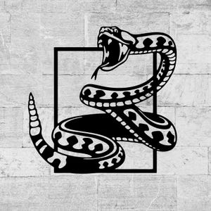 Może przedstawiać: Biały ceramiczny kubek z czarnym uchwytem i napisem "But First, Coffee" pogrubioną, czarną czcionką. Kubek jest ustawiony na rozmytym tle, sugerującym przytulne otoczenie.