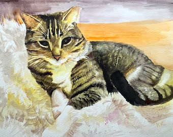 Op de afbeelding: Een aquarel schilderij van een tabby kat met bruine en zwarte strepen, liggend op een wit, pluche oppervlak. De vacht van de kat is zacht en pluche, en zijn ogen zijn gesloten. De achtergrond is een zachte, gedempte paarse en oranje.