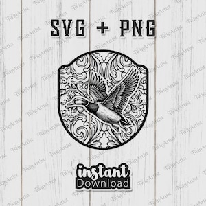 Puede incluir: Gráfico en blanco y negro de un pato volando dentro de un escudo decorativo. El escudo tiene un patrón floral detallado. Las palabras "SVG + PNG" están en la parte superior y "descarga instantánea" en la parte inferior.