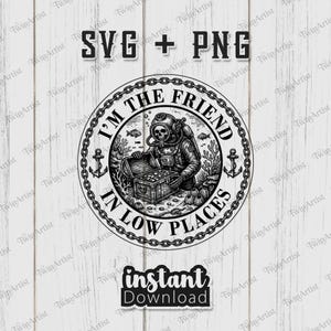 Op de afbeelding: Zwart-wit afbeelding van een duikerskelet dat een schatkist onder water opent. Het ontwerp bevat de tekst "I'M THE FRIEND IN LOW PLACES", "SVG + PNG" en "instant Download". De afbeelding is omgeven door een ketting en ankers.