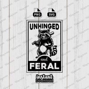 Op de afbeelding: Zwart-wit afbeelding van een wasbeer met een honkbalknuppel, met de tekst "UNHINGED and FERAL" erboven en eronder. Bevat PNG- en SVG-bestandspictogrammen en de woorden "instant download".