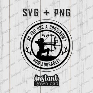 Könnte beinhalten: Schwarz-weiße Grafik mit einer Silhouette einer Person, die eine Armbrust zielt, umgeben von Text, der lautet: "So you use a crossbow? How adorable!" und den Wörtern "SVG + PNG" und "Instant Download".