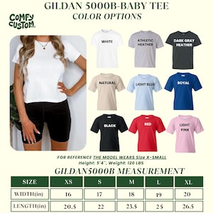Pu&ograve; includere: Viene mostrata una maglietta da neonato Gildan 5000B bianca, con opzioni di colore tra cui bianco, athletic heather, grigio scuro heather, naturale, azzurro, royal, nero, rosso e rosa chiaro. La tabella delle taglie mostra una larghezza da 40,6 a 50,8 cm e una lunghezza da 52,1 a 67,3 cm.