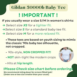 Pu&ograve; includere: Un grafico con testo sui baby tee Gildan 50000b. Il testo include consigli sulle taglie per le camicie da donna, sottolineando una vestibilit&agrave; non cropped, in stile anni '90 che arriva all'altezza dei fianchi. Il grafico include anche una foto di una persona che indossa un baby tee bianco.