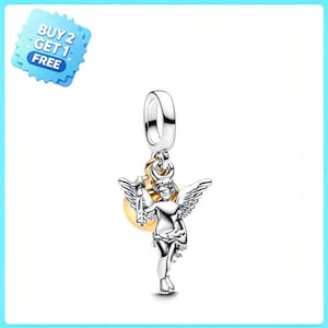 Puede incluir: Un dije plateado con una figura alada que sostiene una flecha, suspendido de una argolla. Detrás de la figura hay un pequeño disco circular dorado y liso. Una insignia azul en forma de estrella muestra el texto BUY 2 GET 1 FREE arriba a la izquierda.
