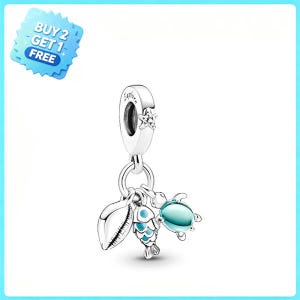 Pode incluir: Um berloque pendente de prata com uma argola gravada com a palavra Explore e uma pequena estrela-do-mar. Três pingentes pendem da argola: uma concha texturizada, um peixe com escamas de esmalte azul e uma tartaruga marinha com casco azul.