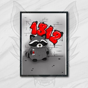Puede incluir: Impresión artística enmarcada que presenta un mapache de dibujos animados sosteniendo una lata de pintura en aerosol. El mapache es gris con una máscara negra y detalles en las orejas. Encima del mapache, el número "1312" se muestra en estilo graffiti rojo.