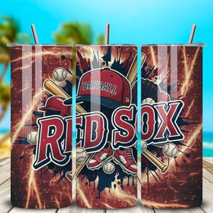 Pode incluir: Um conjunto de três canecas de aço inoxidável com tema de beisebol. Cada caneca apresenta as palavras "RED SOX", equipamento de beisebol e um boné de beisebol. O fundo tem uma textura de parede de tijolos.