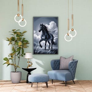 Puede incluir: Una obra de arte enmarcada representa un caballo negro en un campo con un cielo nublado. La obra está colgada en una pared verde claro, complementada con un sillón azul, un otomán y una planta en maceta. Luces colgantes decorativas iluminan la habitación.