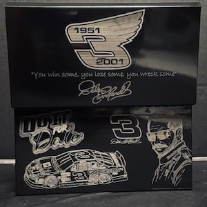 Puede incluir: Caja negra con gráficos de carreras grabados en plata. Presenta el número 3 con alas, los años 1951-2001 y la cita "You win some, you lose some, you wreck some". También incluye un coche de carreras y un retrato.