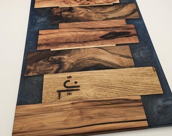 Luxury serving tray made of wood and epoxy resin, handcrafted tray, blue resin, exclusive serving board, precious wood, unique piece, decorative item