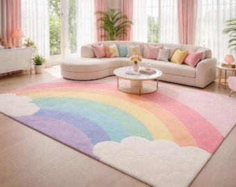 Könnte beinhalten: Ein rechteckiger Teppich mit einem großen, bogenförmigen Regenbogen-Design in sanften Pastelltönen wie Rosa, Orange, Gelb, Grün, Blau und Violett. Der Teppich enthält weiße, wolkenförmige Abschnitte an den unteren Ecken für eine geschichtete Optik.